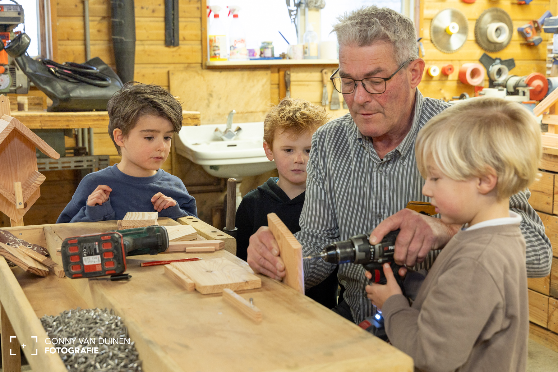 Mini’s helpen trainer Herman met het maken van vogelpindakaashuisjes 🐦💛💙