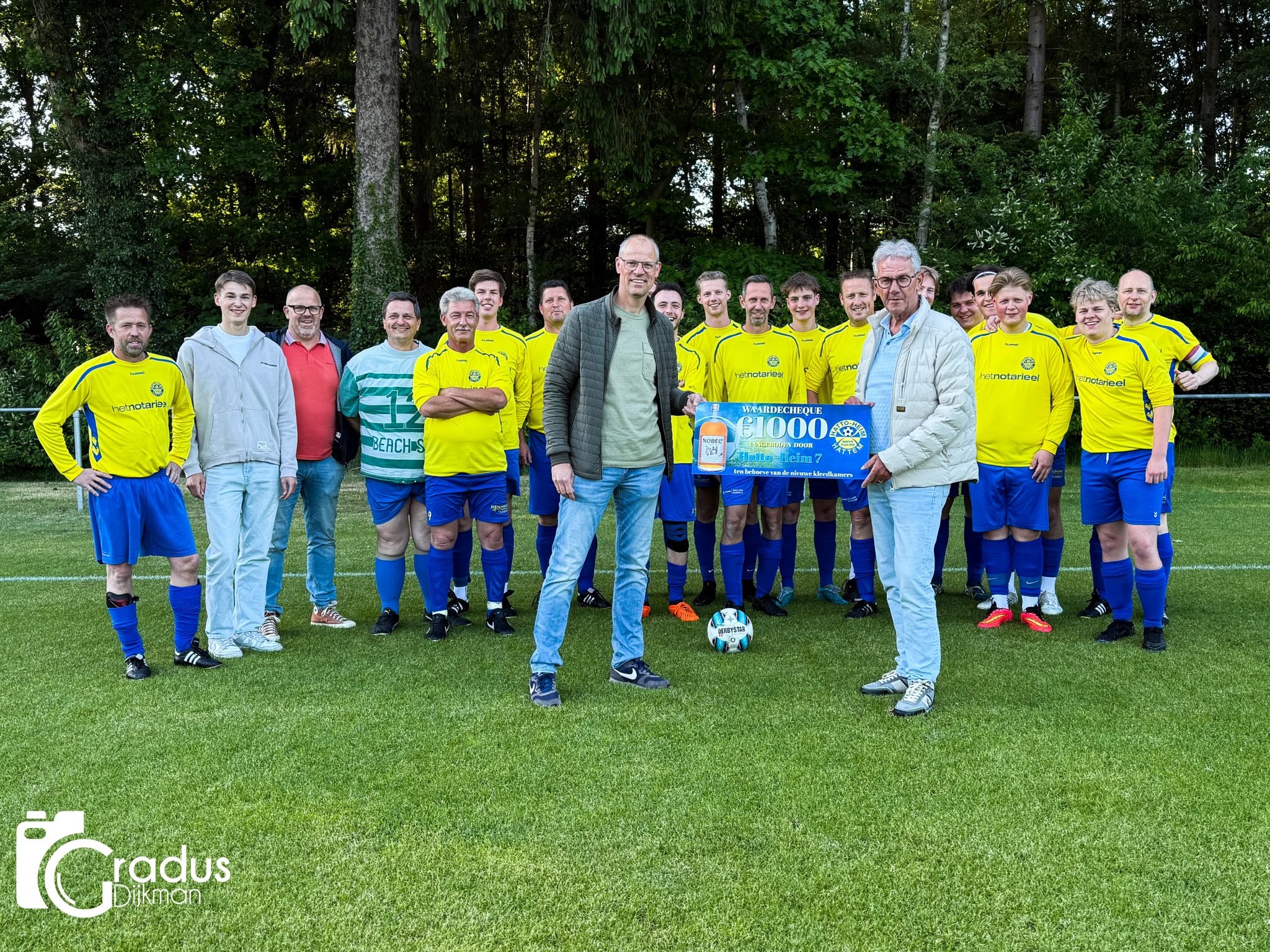 Hatto-Heim 7 overhandigt cheque voor nieuwe kleedkamers