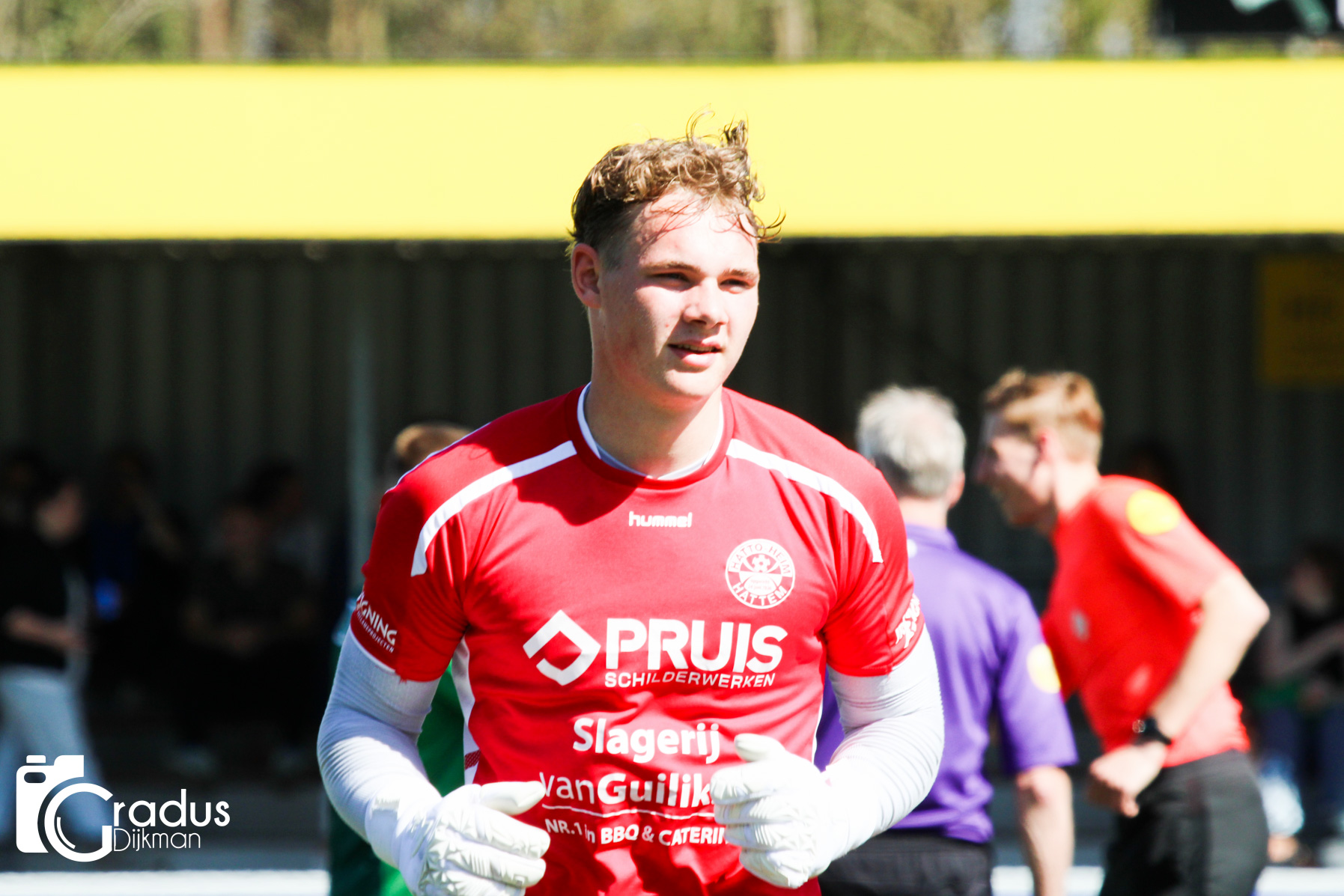 sv Hatto-Heim pakt de winst , mede dankzij de 17 jarige keeper Ezra Willemsen.