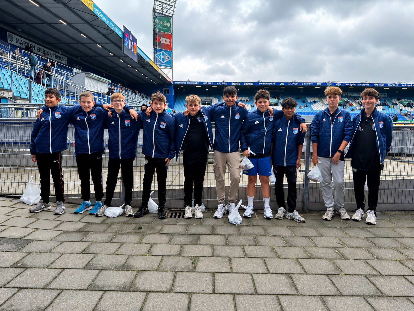 JO15-4 beleeft bijzondere voetbalmiddag als ballenjongen bij PEC Zwolle.