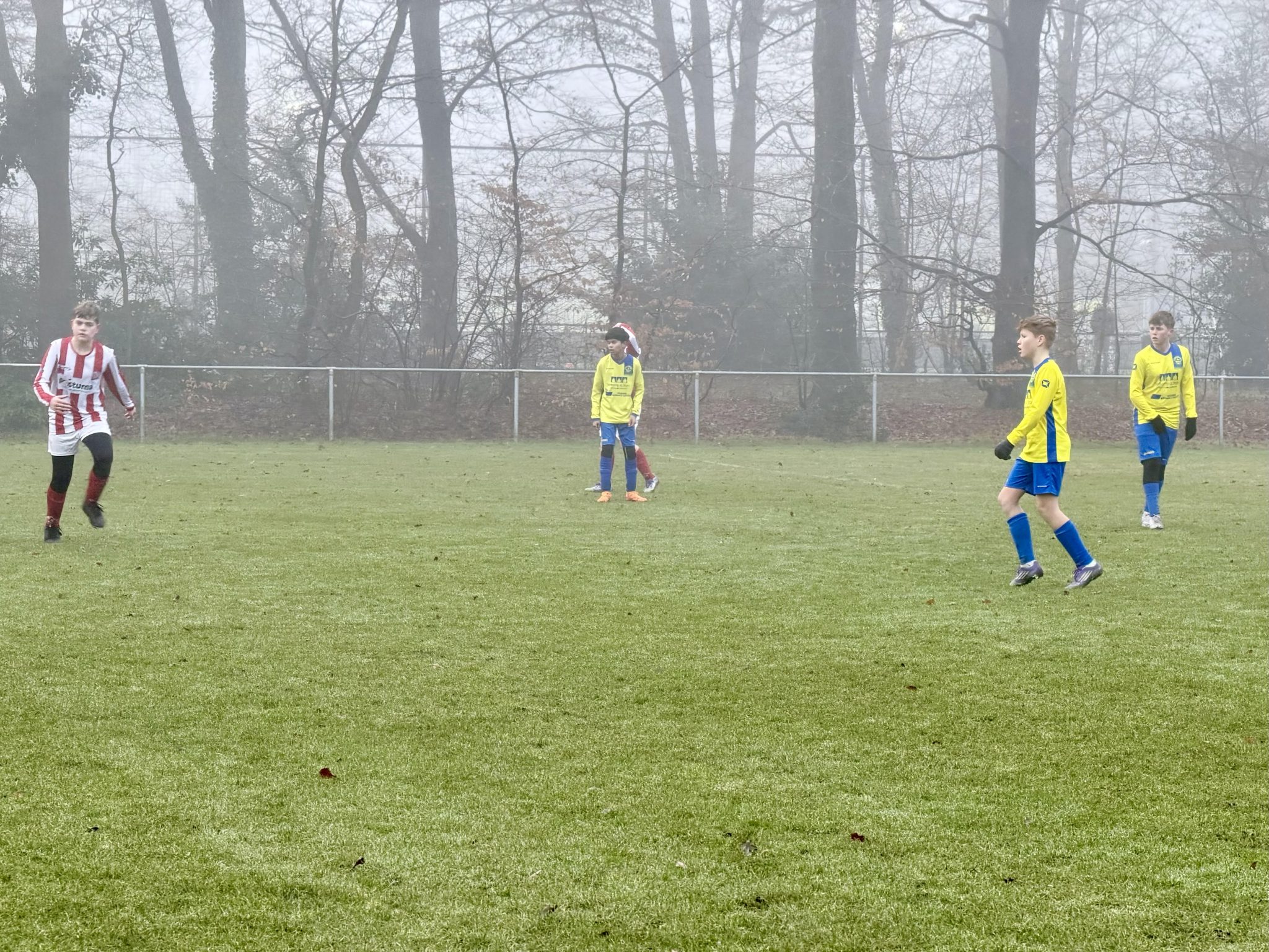 s.v Hatto-Heim JO13-2 - IJVV JO13-3 op de vroege zaterdagochtend in de mist